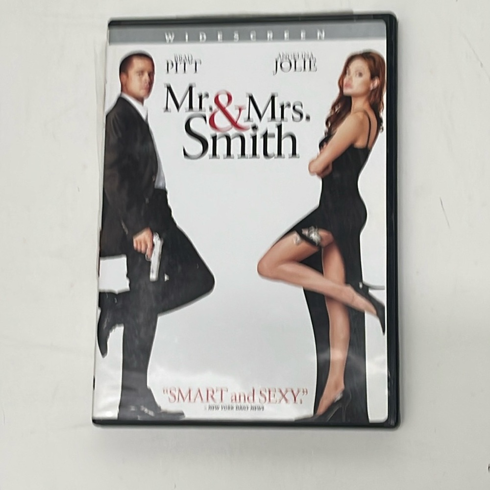Mr. & Mrs Smith movie on dvd. “Sexy, funny and dead on.“ Sizzling Action. 1 Disk